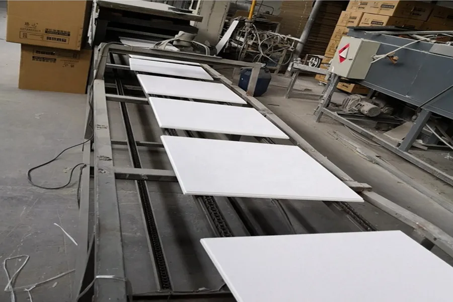 Machines automatisées fabriquant des panneaux de plafond en fibre de verre