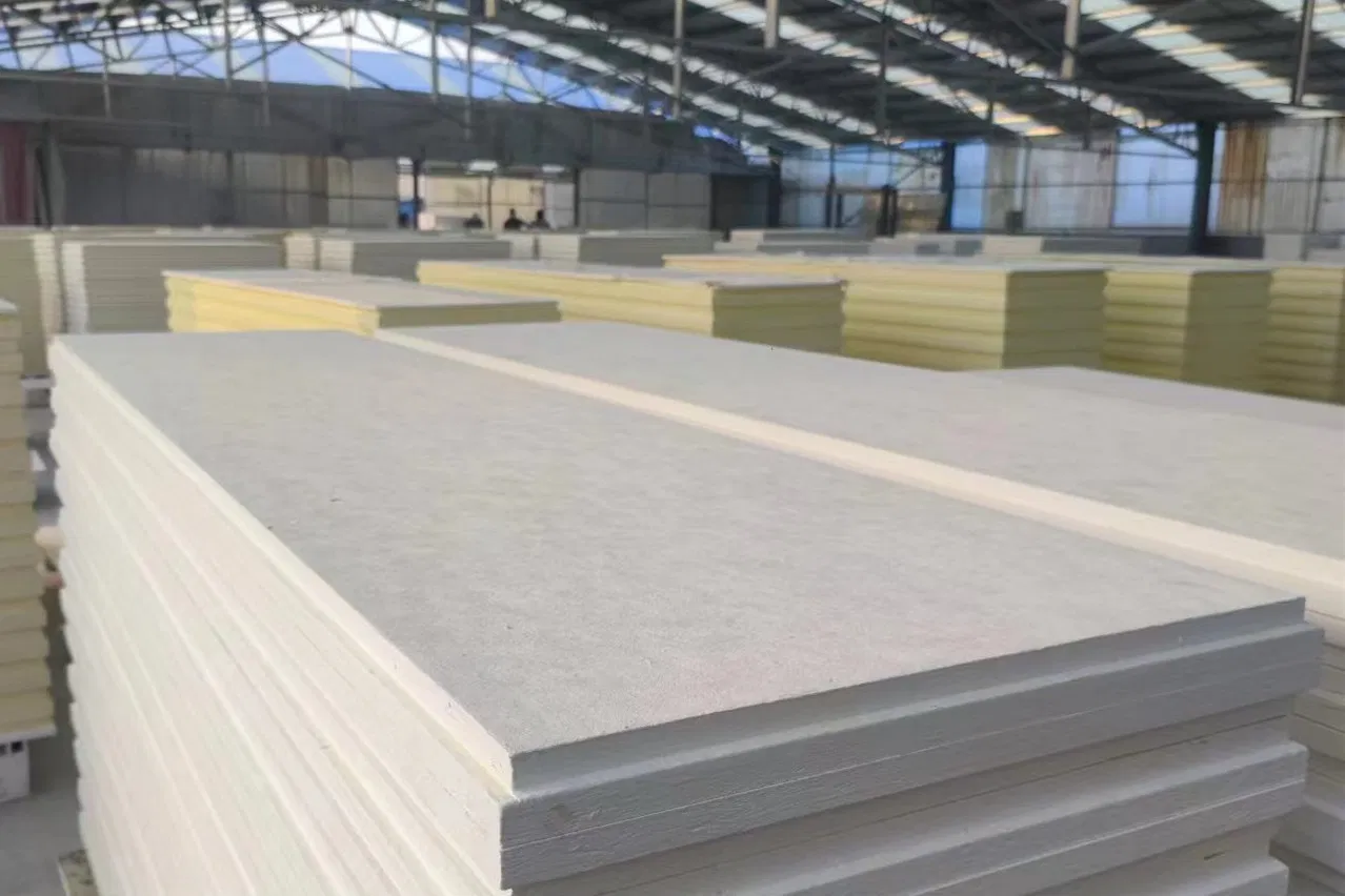 Entrepôt rempli de dalles de plafond en fibre de verre finies prêtes à être expédiées